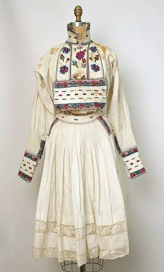 東歐傳統(tǒng)服飾藝術(shù) 鞋帽的傳承與特色